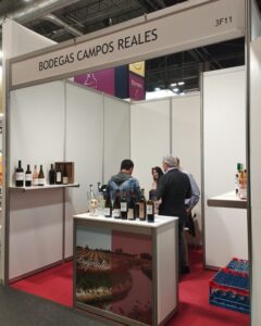 José Antonio, Sales Manager Asia y Americas, reunido con clientes en el stand de Salón Gourmets.